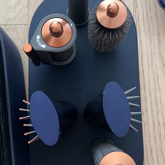 Dyson Airwrap Complete Long, Still on warranty until Sept 25 2025 - Picture 7 of 7